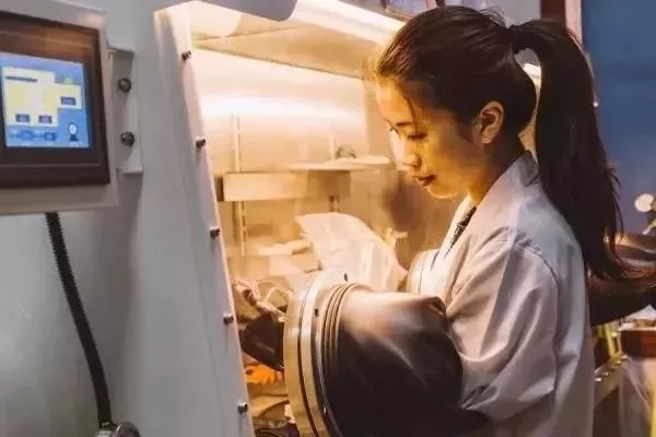青春是用來(lái)奮斗的，除甲醛的青春最美麗！