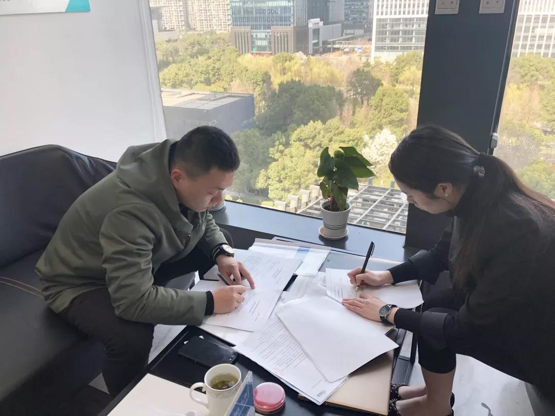 彭總之前是在國企上班，現(xiàn)在選擇自己創(chuàng)業(yè)，自己做過多方面的了解，千里迢迢來考察，注重公司實(shí)力、扶持力度和產(chǎn)品效果，對這個(gè)行業(yè)也是非常有信心，在我們除醛技術(shù)交流峰會(huì)現(xiàn)場果斷簽約！