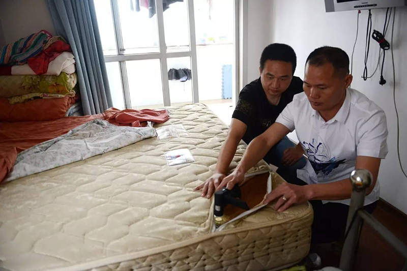 南京美女睡了10年的床墊，掀開后把全家人都嚇傻了……